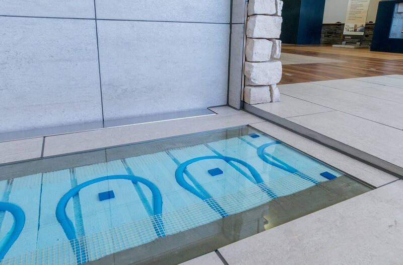 Wassergeführte Bodenheizung im Showroom